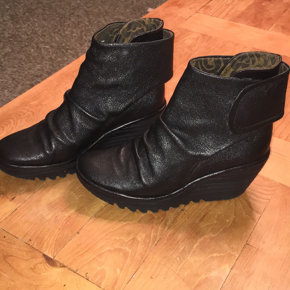 Super cute London Fly booties!